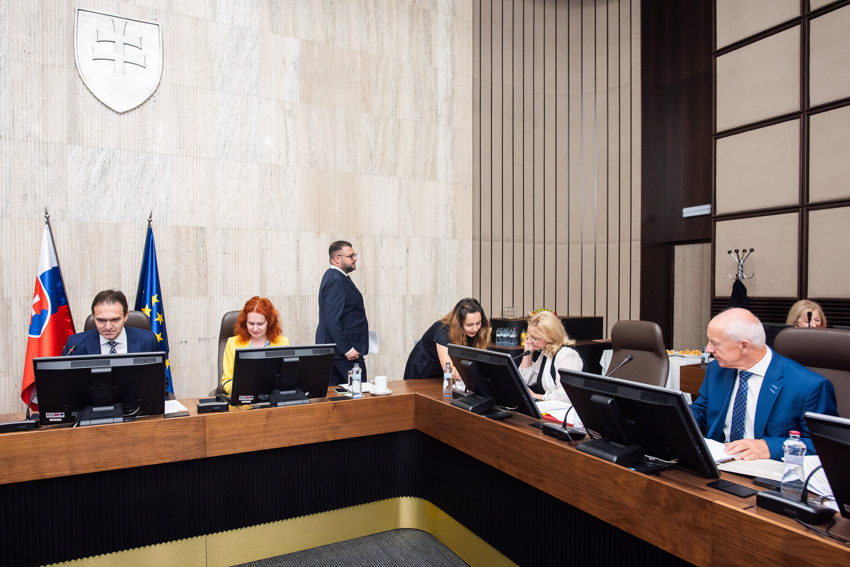 Ministerstvo kultúry dnes informovalo Vládu SR o tom, ako prebieha implementácia opatrení pre ochranu novinárov