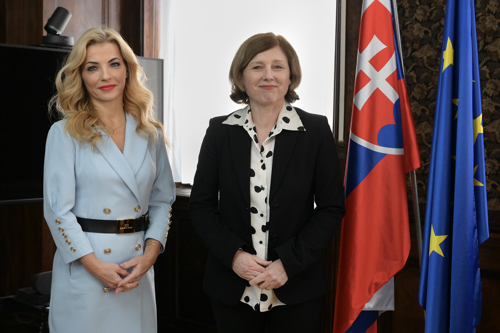 Postavenie verejnoprávnych inštitúcií v Európe treba posilňovať, zhodli sa zástupcovia Ministerstva kultúry SR a podpredsedníčka Európskej komisie pre hodnoty a transparentnosť Věra Jourová na dnešnom stretnutí.