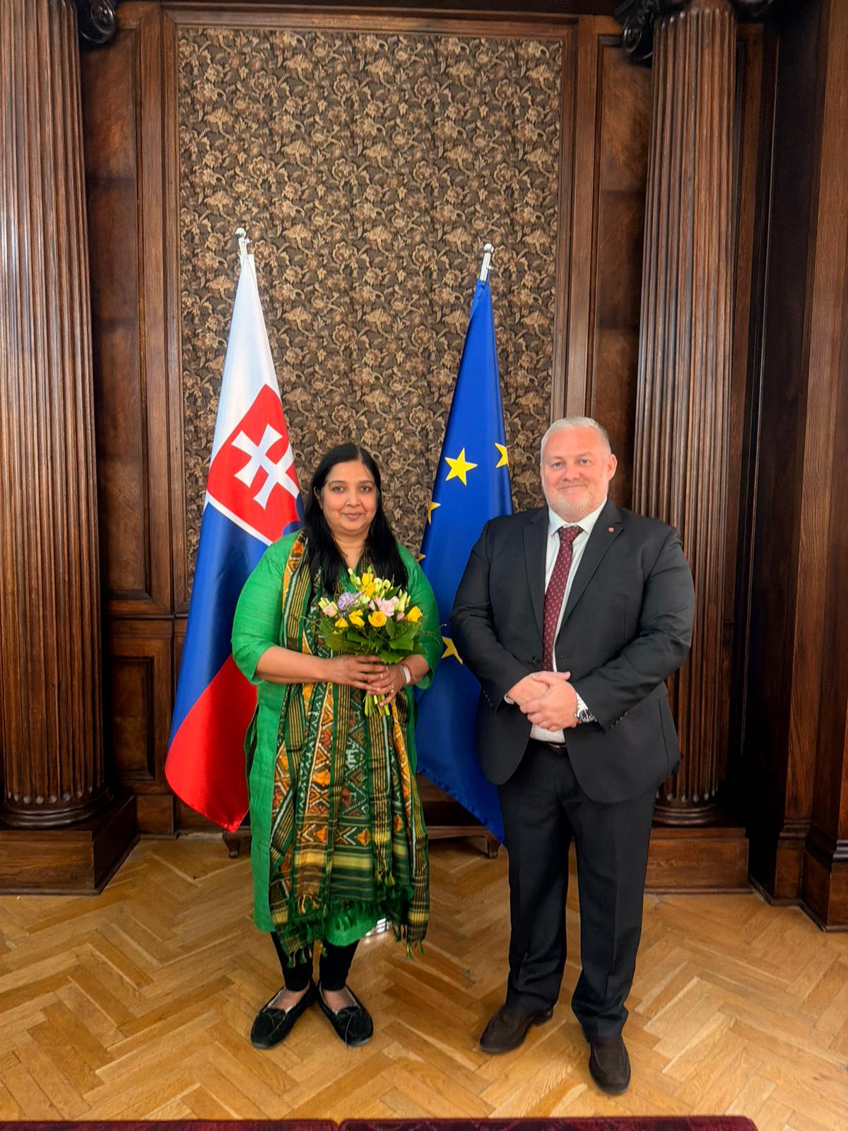 Štátny tajomník Ministerstva kultúry SR Mário Maruška prijal na ministerstve kultúry veľvyslankyňu Indickej republiky na Slovensku J. E. Apoorvu Srivastavu