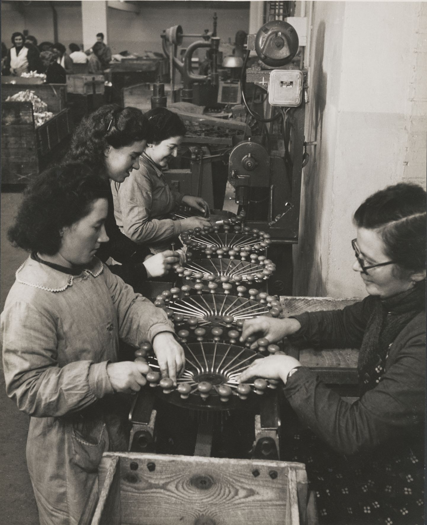François Kollar: Výroba mlynčekov na potraviny, továreň Moulinex, Alençon. 50. roky 20. storočia. Čiernobiela fotografia, 29,6 x 21,6 cm. Dar Françoisa Kollara, Médiathèque de l‘architecture et du patrimoine
