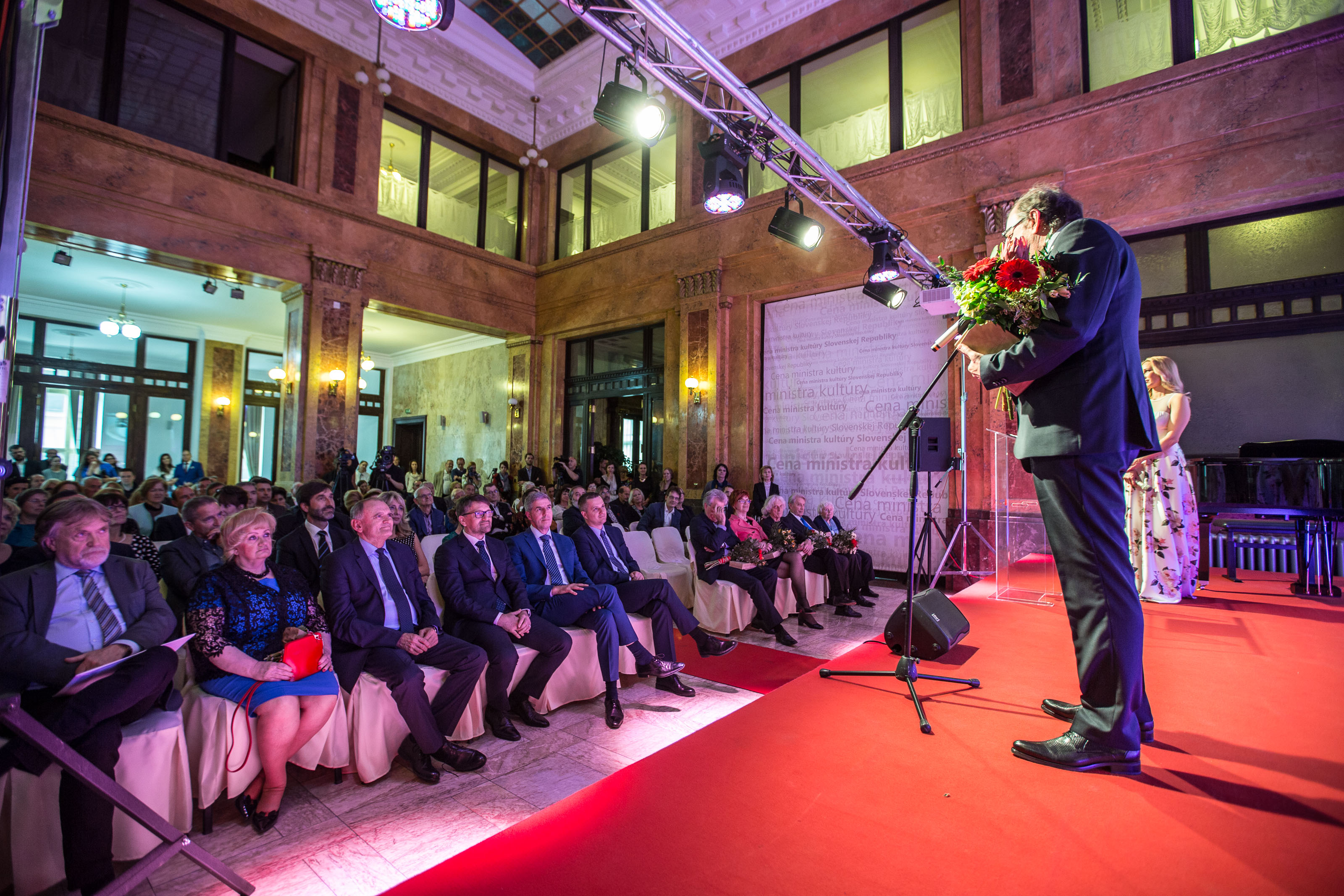 Minister kultúry Slovenskej republiky Marek Maďarič slávnostne udelil Ceny ministra kultúry SR v oblastiach profesionálneho umenia za rok 2016. Foto: MKSR/ Katarína Acél - Gáliková