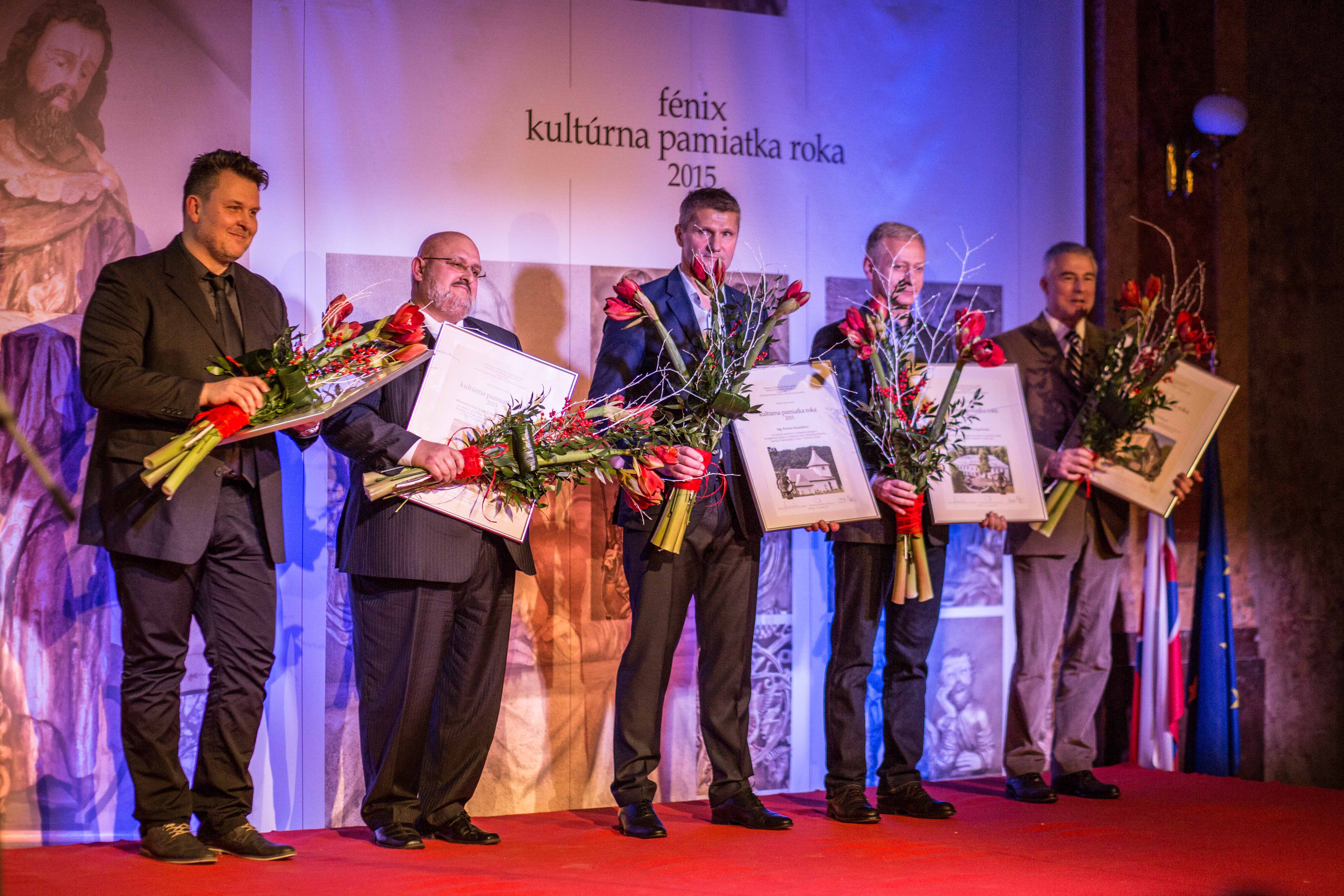 Spoločná fotorgafia držiteľov čestných uznaní. 