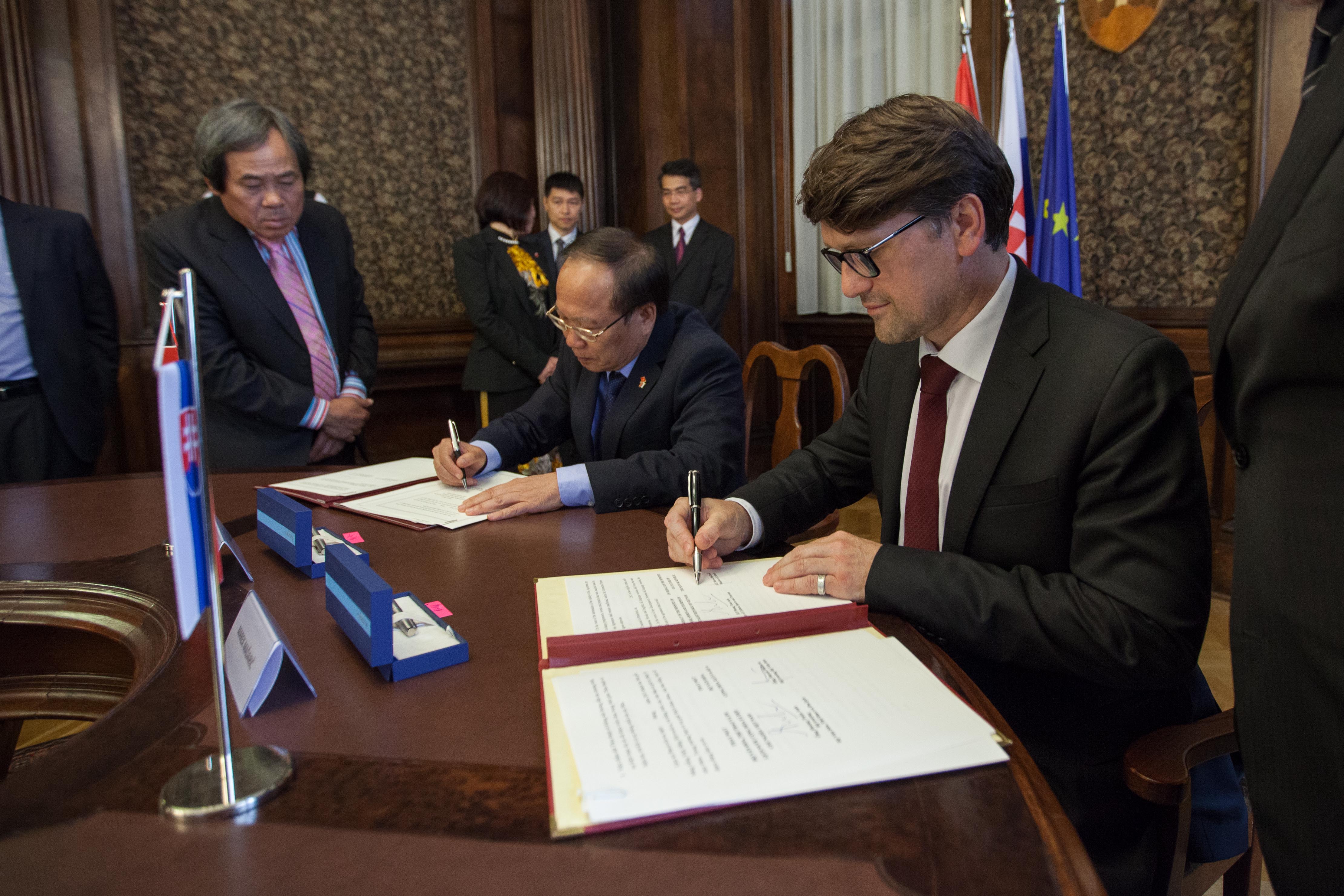 Minister kultúry, športu a cestovného ruchu Vietnamskej socialistickej republiky Hoàng Tuấn Anh a minister kultúry SR Marek Maďarič podpisujú Dohodu o spolupráci v oblasti kultúry na roky 2015-2020