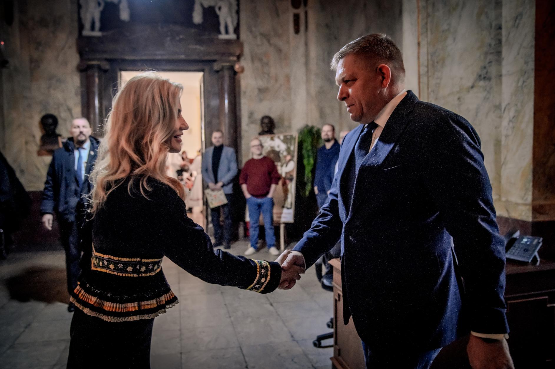 predseda vlády SR Robert Fico (vpravo) a ministerka kultúry SR Martina Šimkovičová (vľavo)