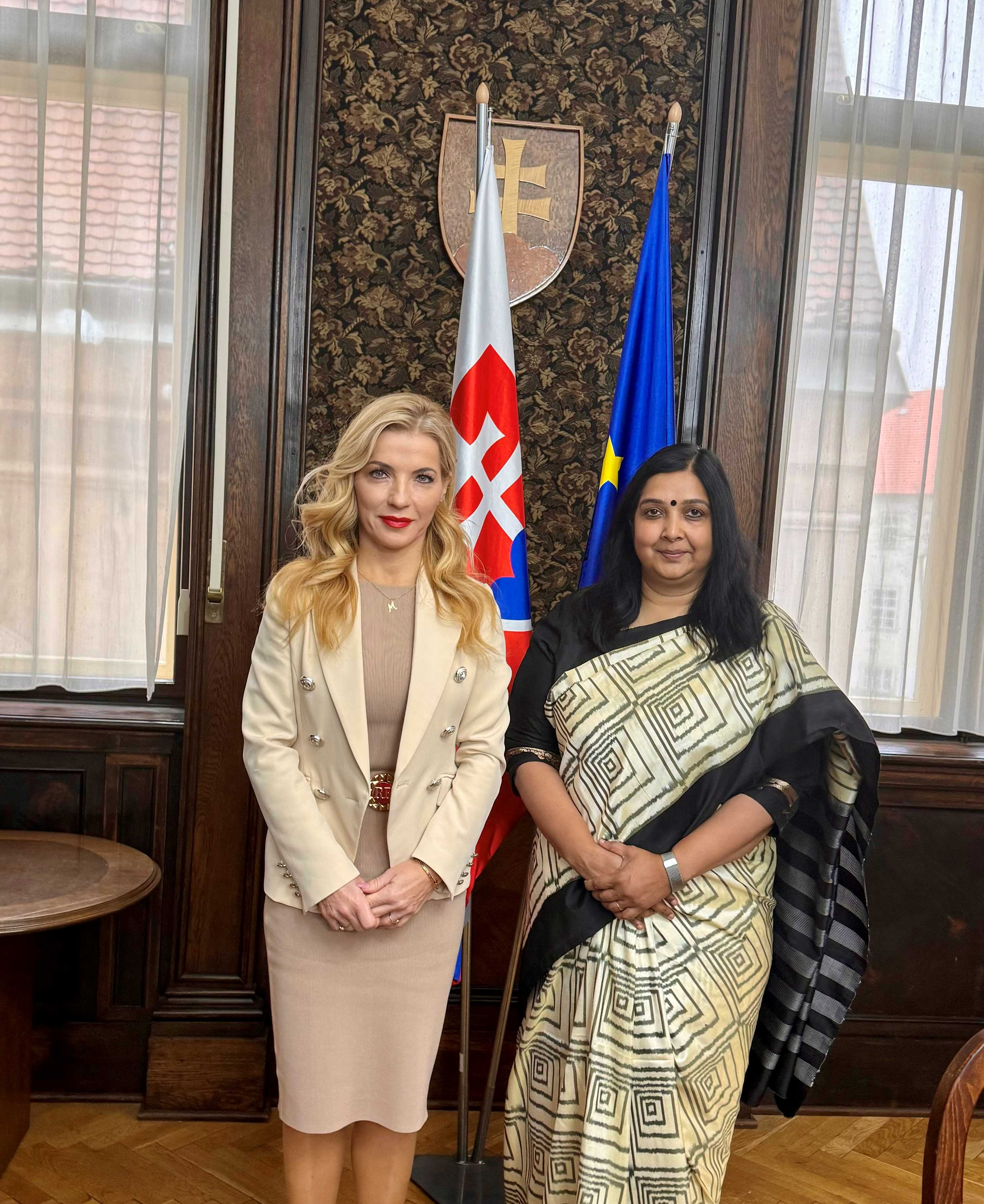 Ministerka kultúry SR Martina Šimkovičová a  veľvyslankyňa Indie v Slovenskej republike Apoorva Srivastava