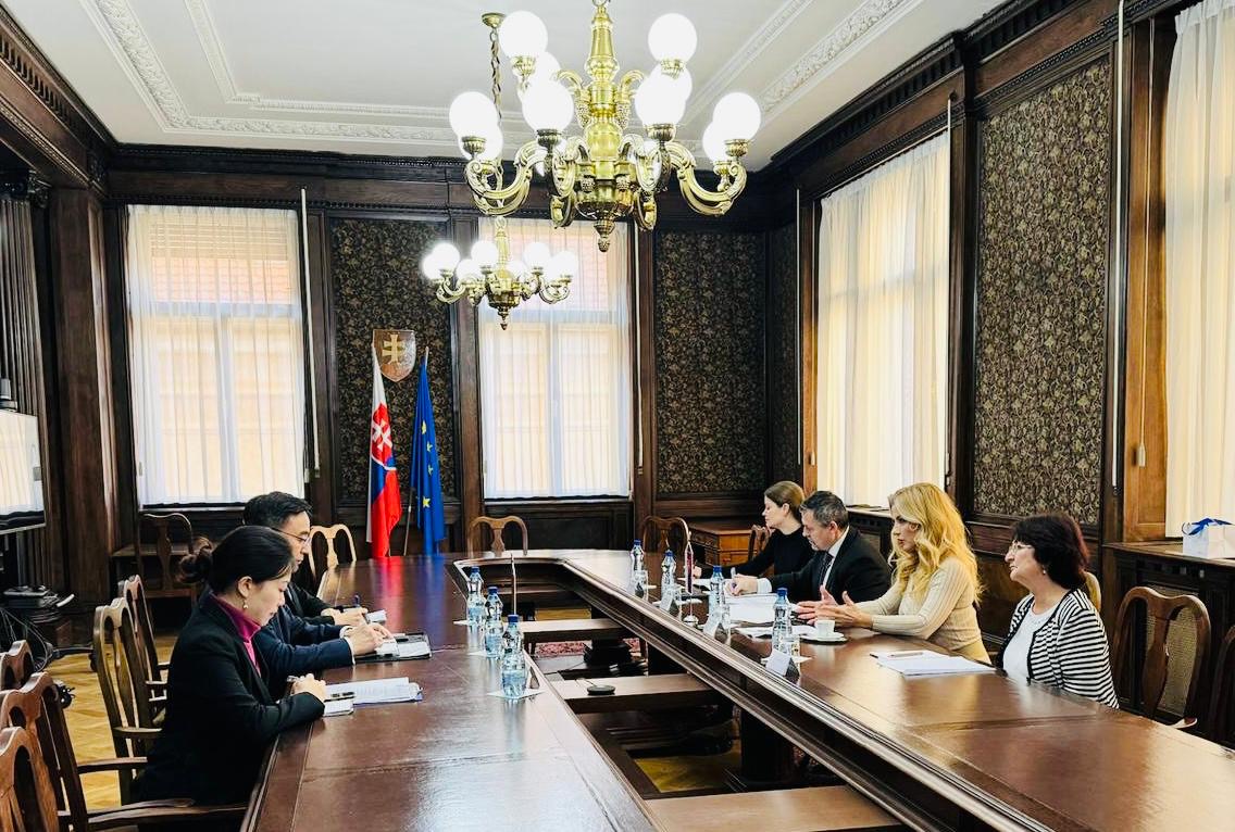 Stretnutie ministerky kultúry SR Martiny Šimkovičovej s čínskym veľvyslancom Cai Ge